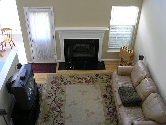2 story family room w/fireplace