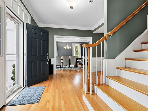 3rd image of 33 Oak Ledge Cir
