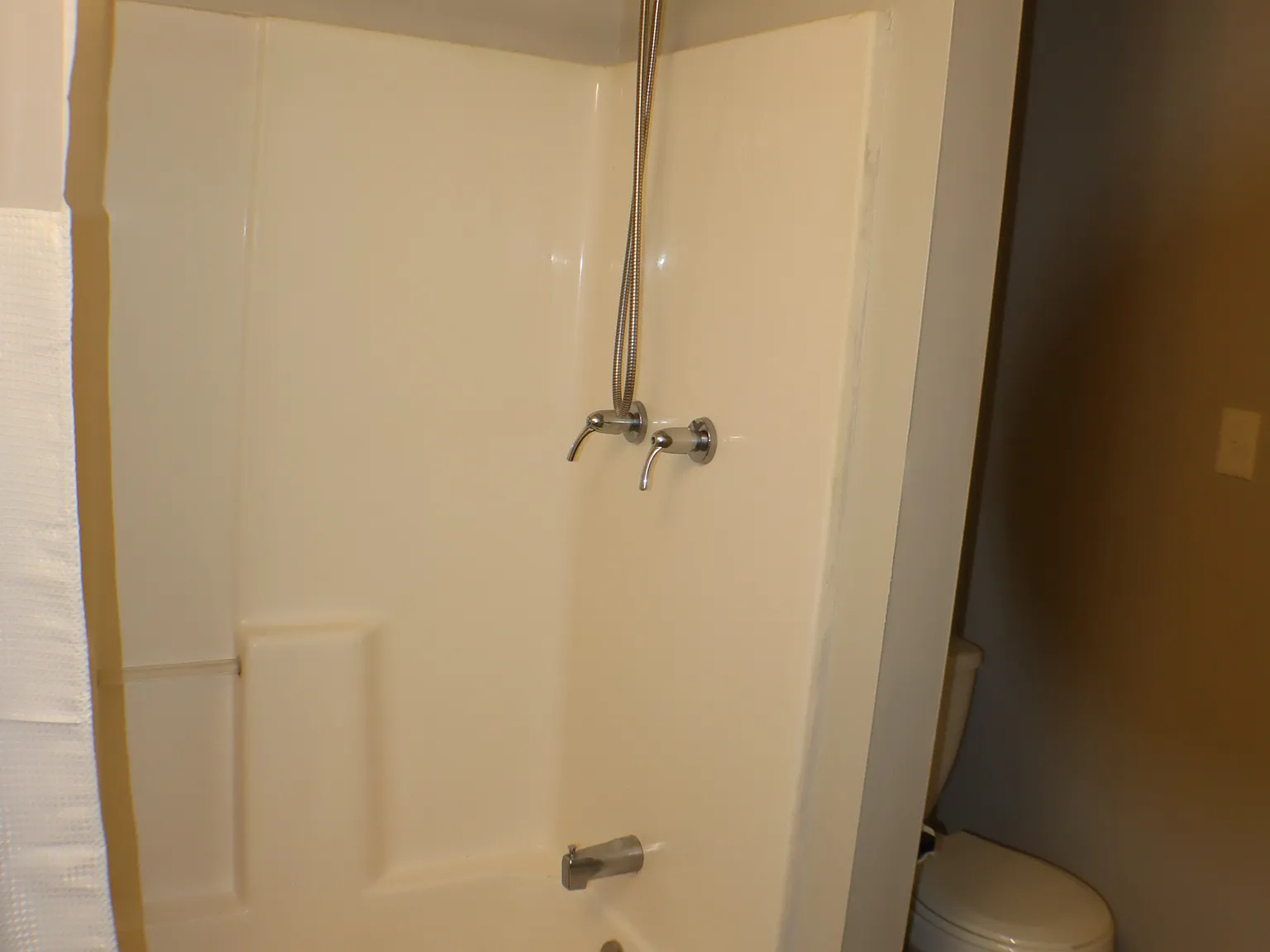 5 bed, 2900 sqft, $2,750 — Photo 2