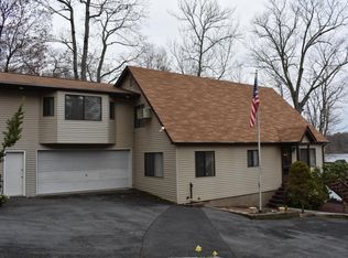 227 Mountain Lake Dr, Dingmans Ferry, PA 18328