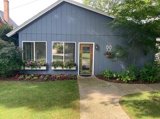 571 W End Dr, Holland, MI 49423