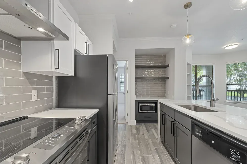 1 bed, 692 sqft, $1,210 — Photo 2