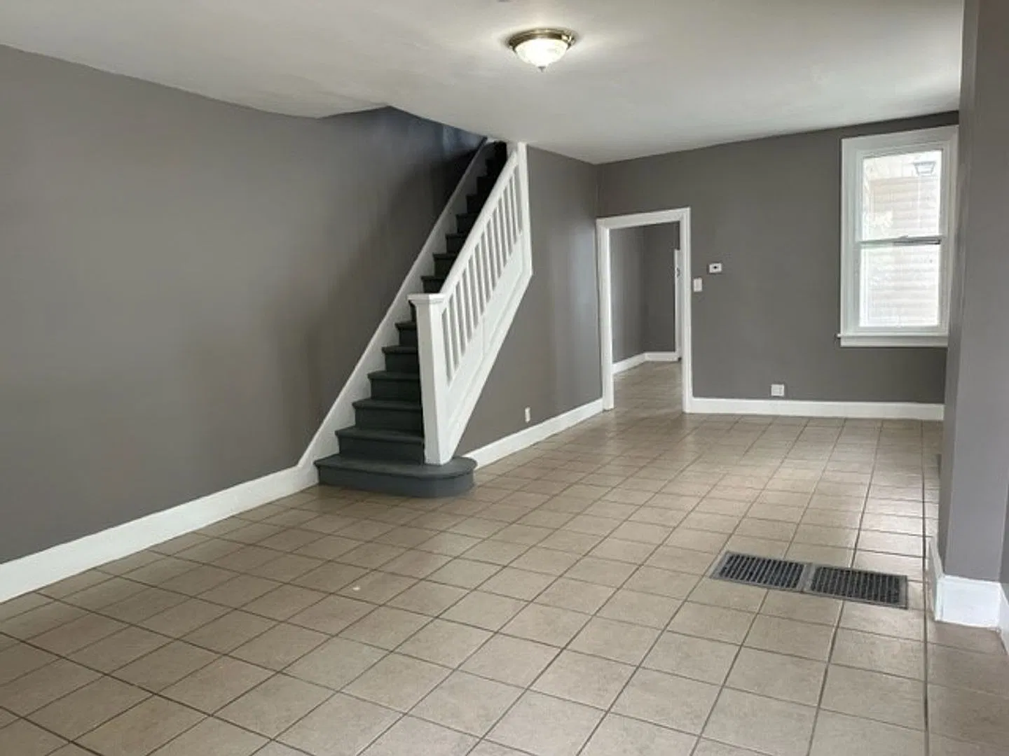 Introducing this cozy 3-bedroom town-home located in Harrisburg School District! — Photo 2