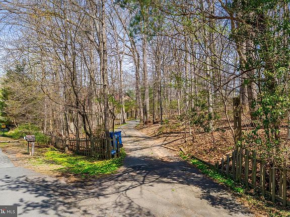 3rd image of 901 Chinquapin Rd