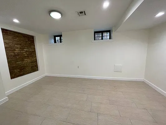 Rented by Greenrock Management | media 36