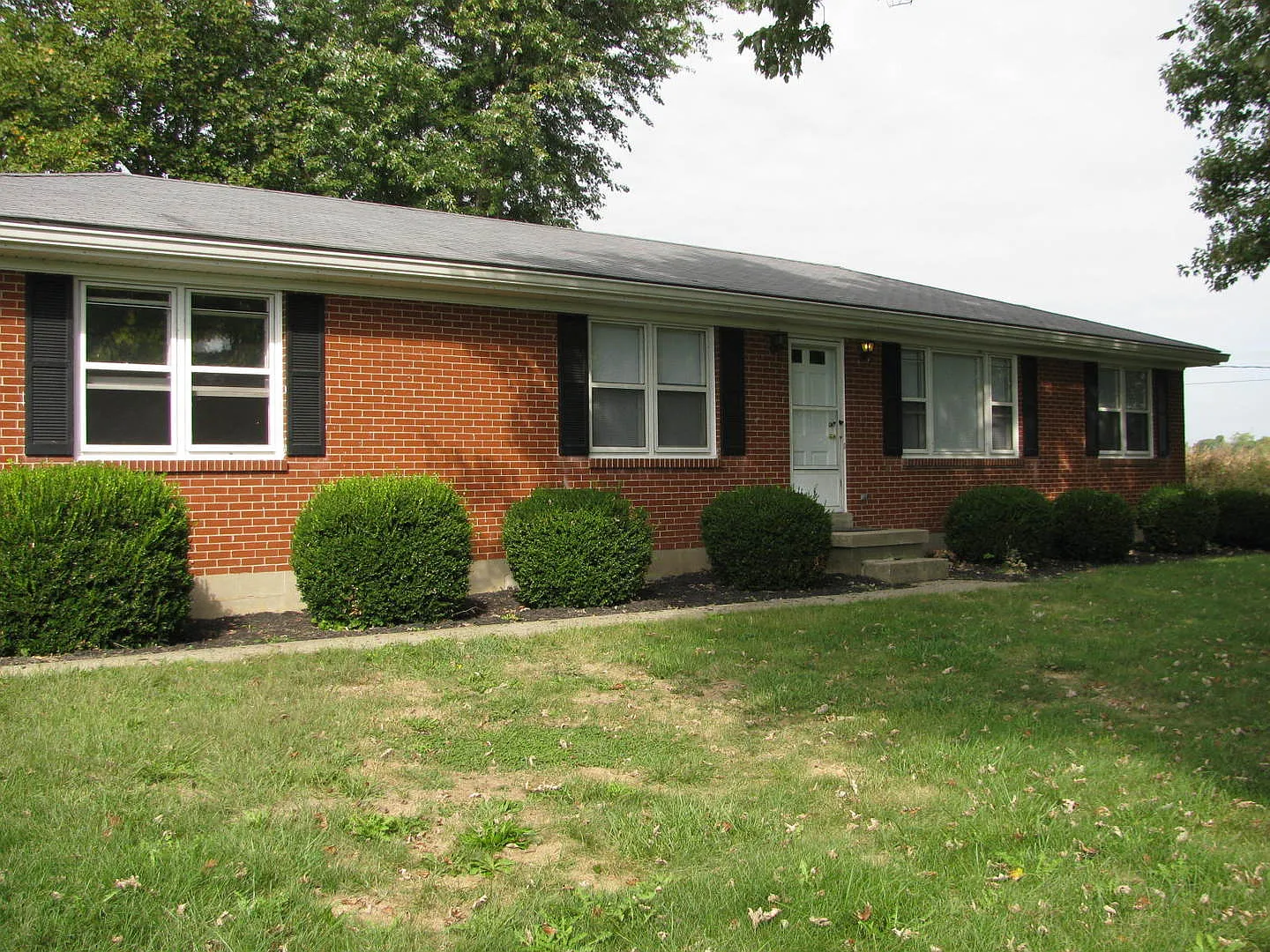 Private Setting Great Location Brick Home For Rent — Photo 2
