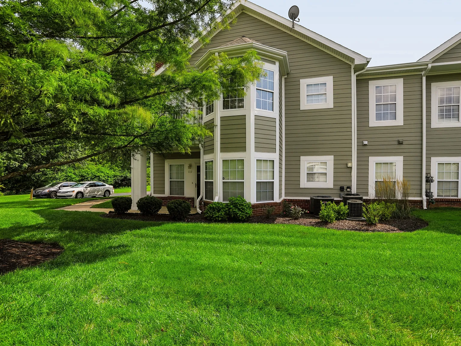 3 bed, 2.0 bath, 1640 sqft, $2,300 — Photo 2