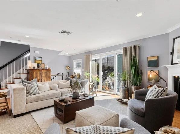 12 Ricciuti Dr Unit 7, Quincy, MA 02169