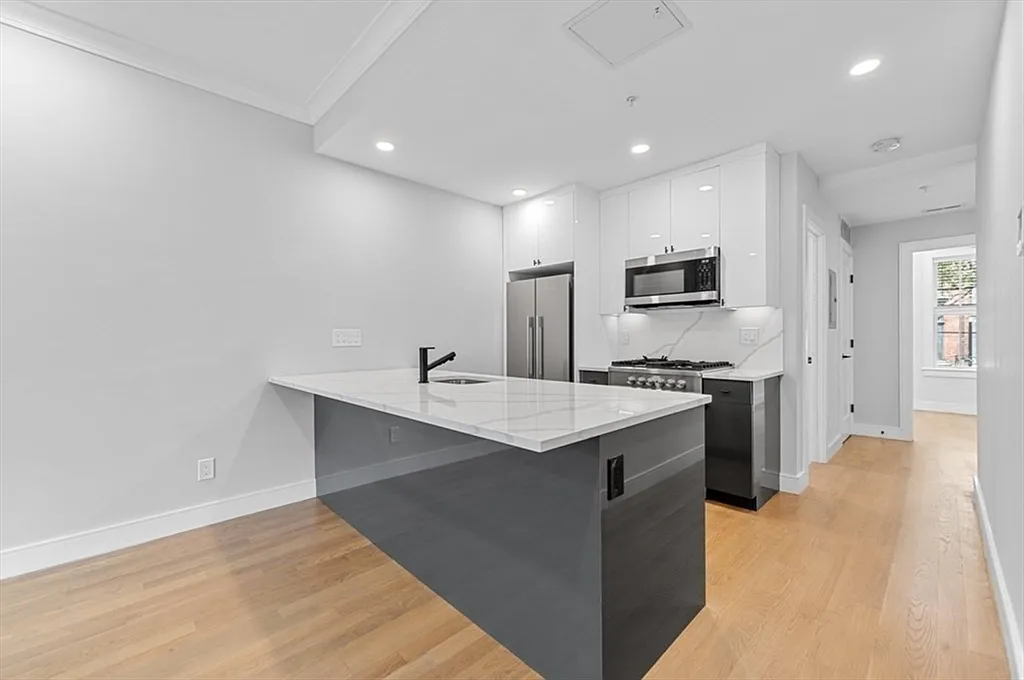 2 bed, 695 sqft, $3,800 — Photo 2