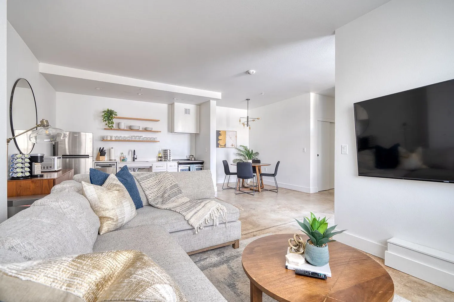 1 bed, 1.0 bath, 742 sqft, $2,463 — Photo 3