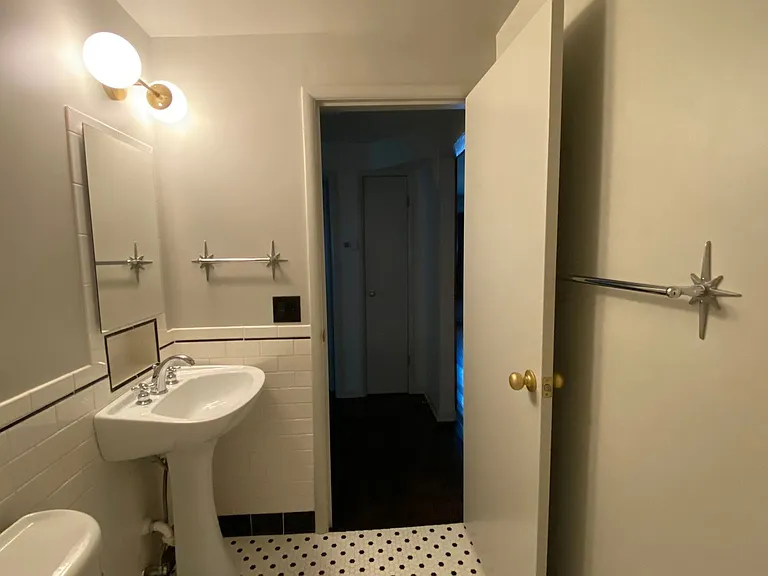 415 N Dunn St — Photo 6