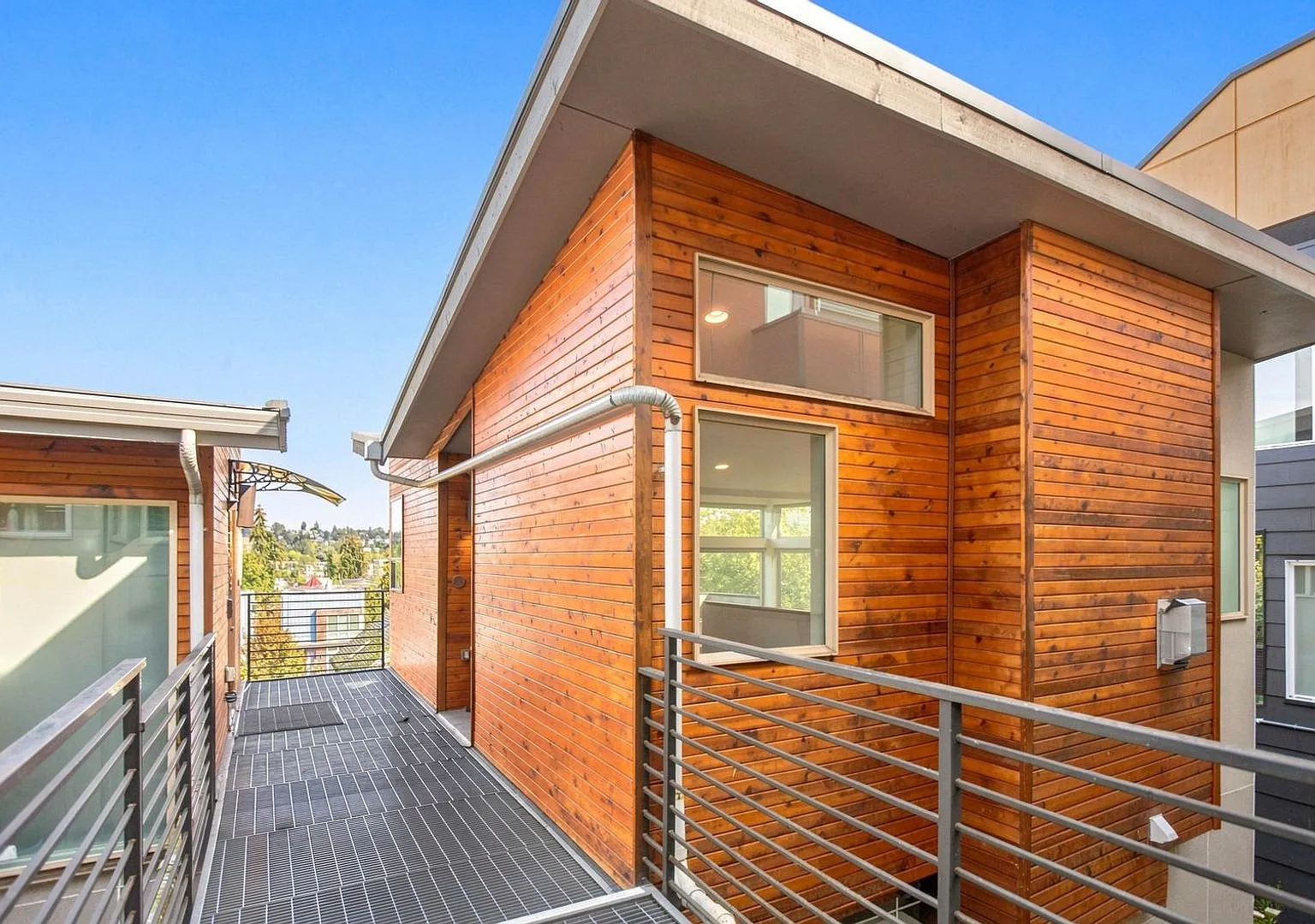 Charming 3 bed 2.5 bath home in Beacon Hill — Photo 1