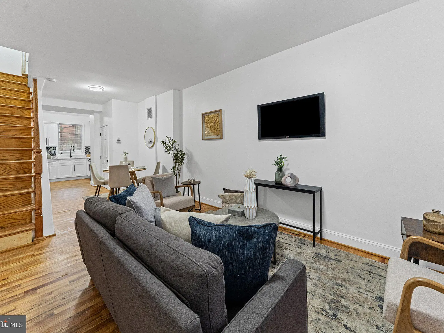 3 bed, 1.5 bath, 969 sqft, $1,875 — Photo 3