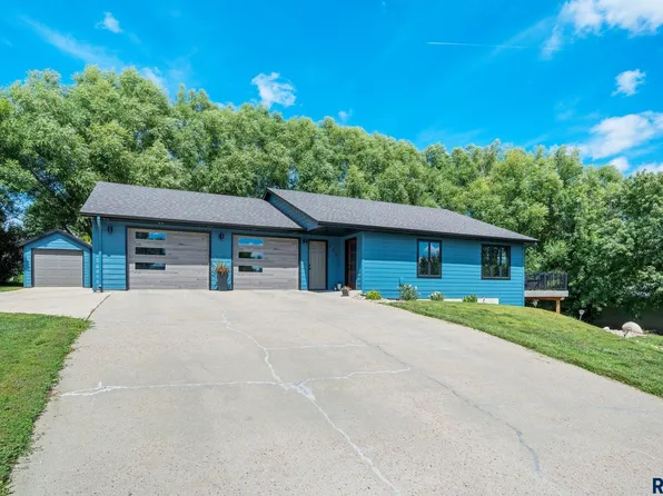 408 W 2nd St, Dell Rapids, SD 57022