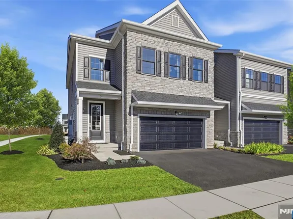 22 Arlington Pl, Oakland, NJ 07036