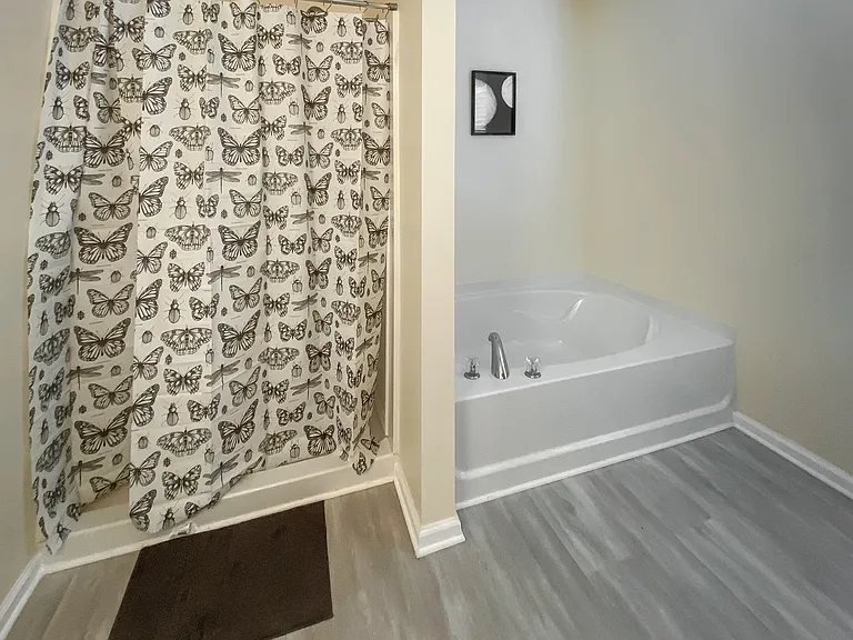 Big master sized shared bathroom