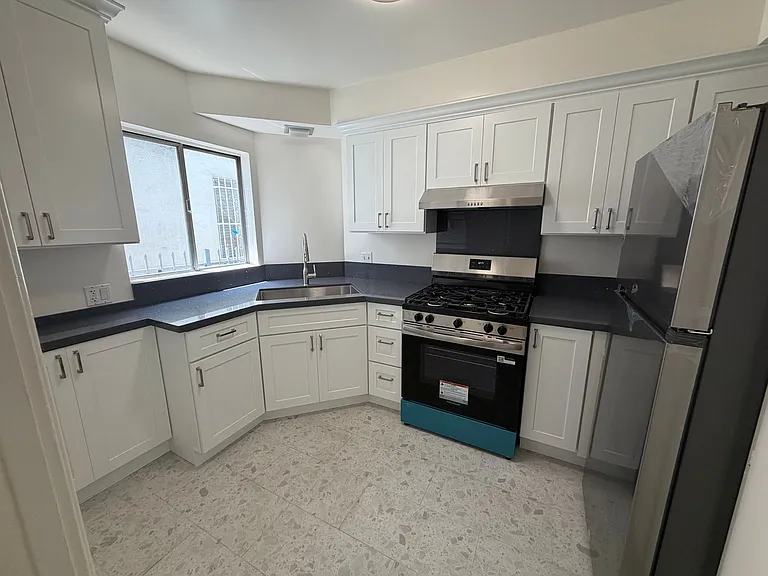 204 S Arnaz Dr — Photo 10