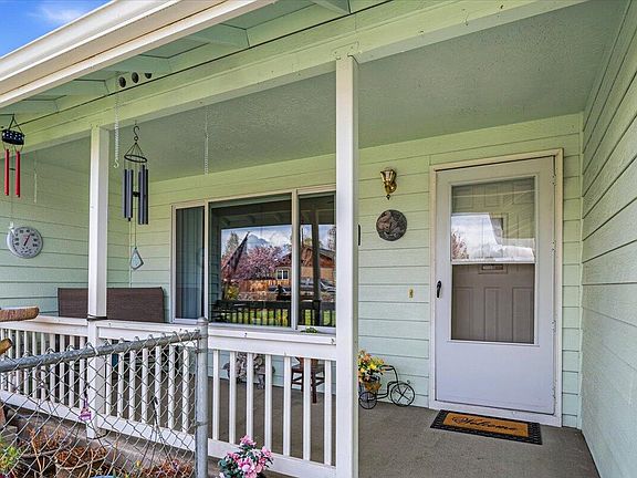 3rd image of 1122 NE Manzanita St
