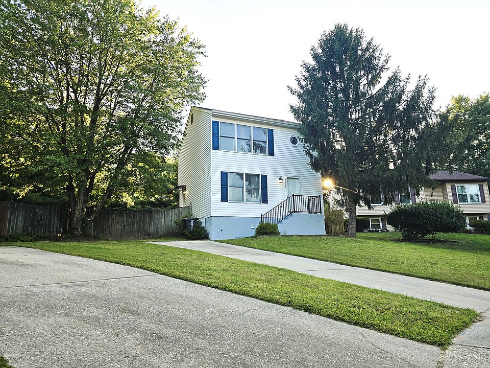 Welcome Home! 
3 Bedrooms 2.5 Baths & Finished lower Level. Full Fenced Back Yard!