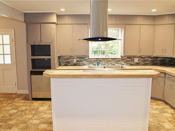 5th image of 256 Tassin St