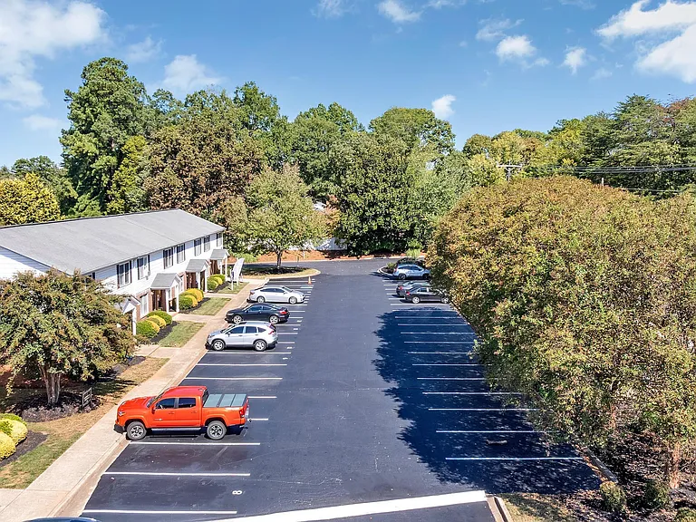 Belmont Heights Apartments & Townhomes — Photo 17