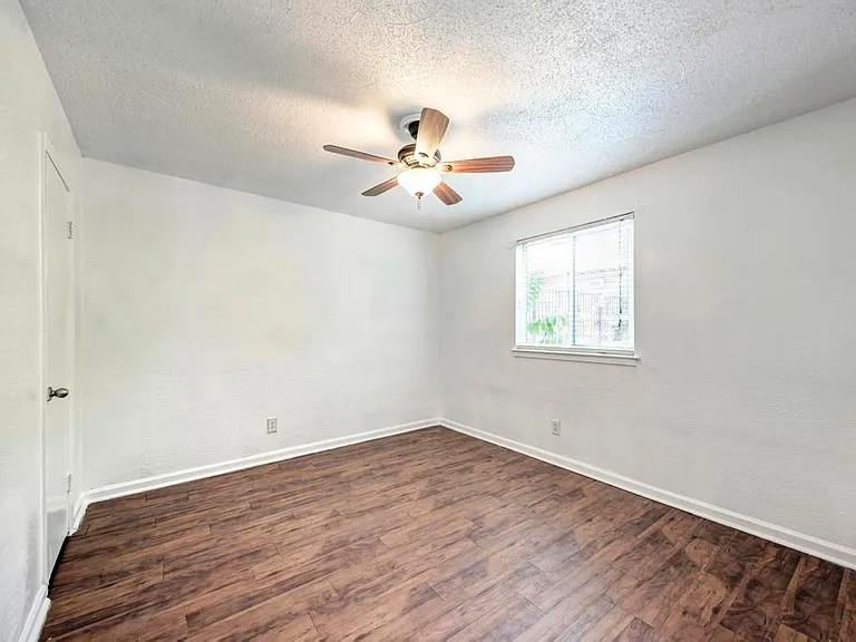 2401 Manor Rd #104 — Photo 22