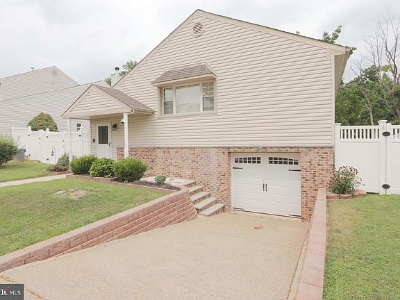 2nd image of 15234 Bernita Dr