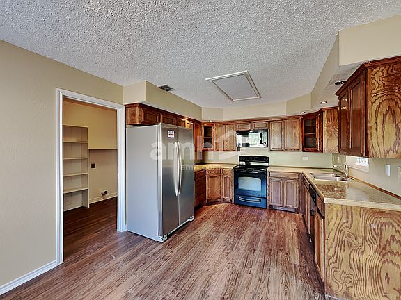3rd image of 1312 Greenleaf Ct