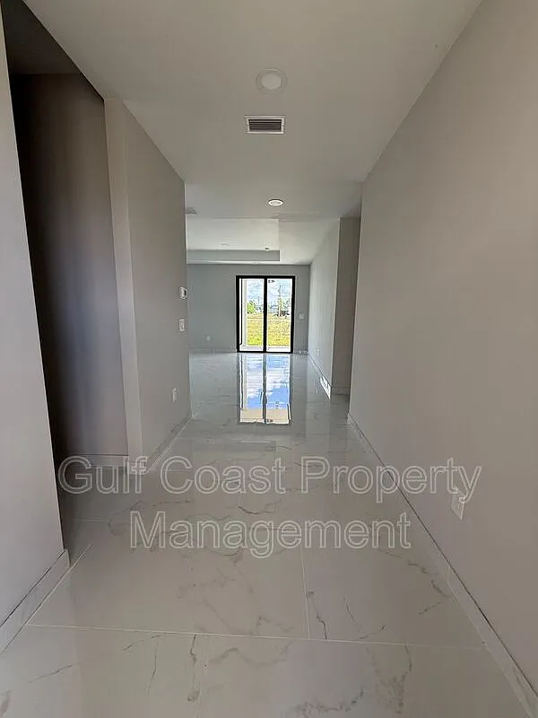 3 bed, 2.0 bath, $1,700 — Photo 2