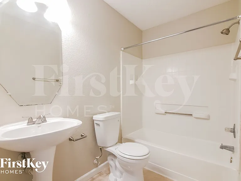 916 Simi Dr — Photo 14