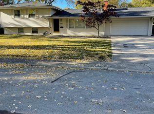 205 Sandalwood Dr, Naperville, IL 60540