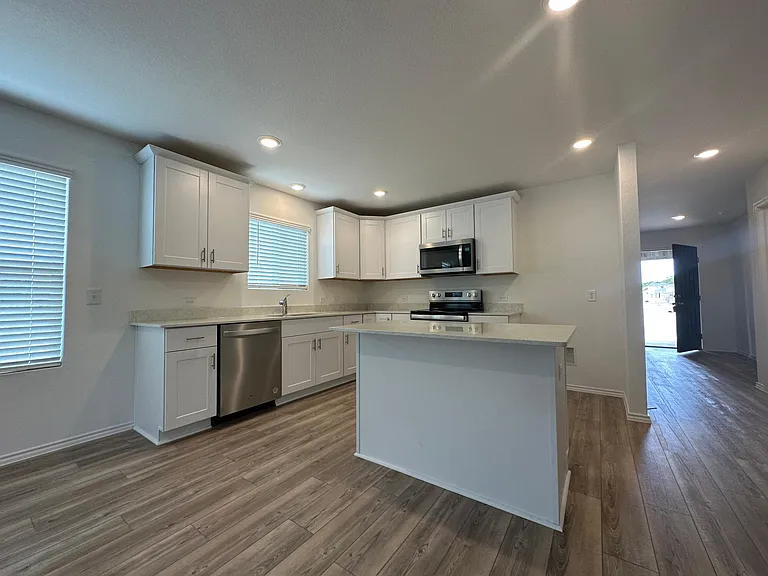 2533 Creekbend Dr — Photo 6
