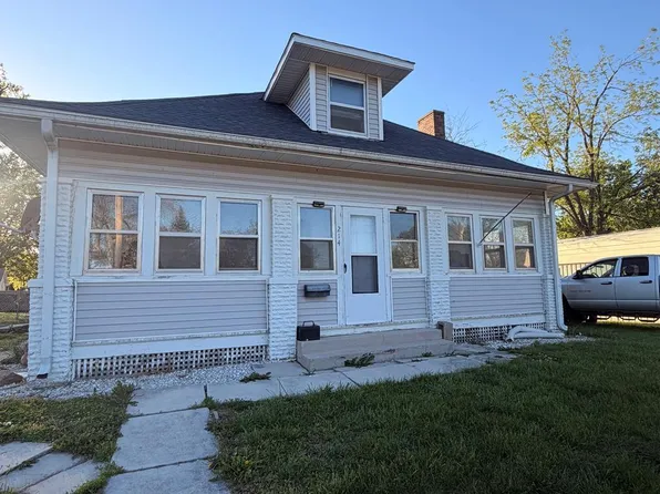 214 Crescent Dr, Macon, MO 63552