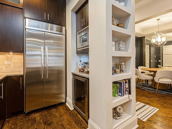 4th image of 2221 W Belmont Ave #201