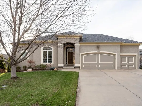 16232 Cambridge St, Stilwell, KS 66085