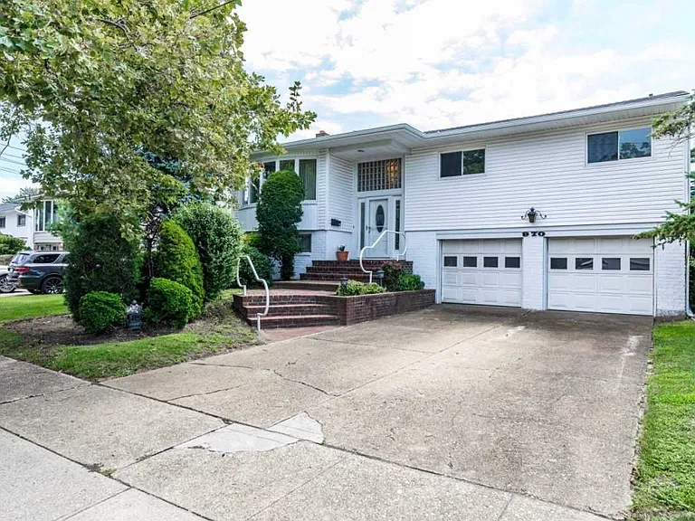 970 Green Place