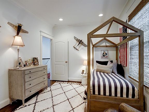 Second bedroom.
