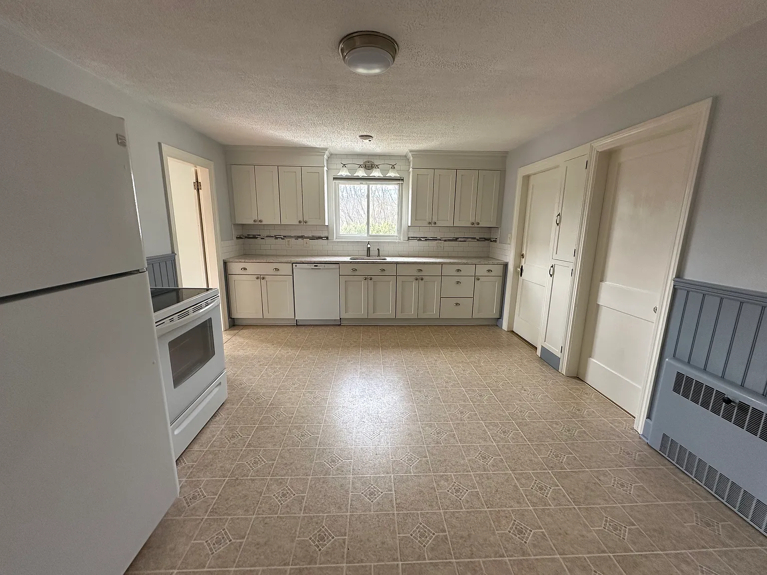 2 bed, 1100 sqft, $2,050 — Photo 4