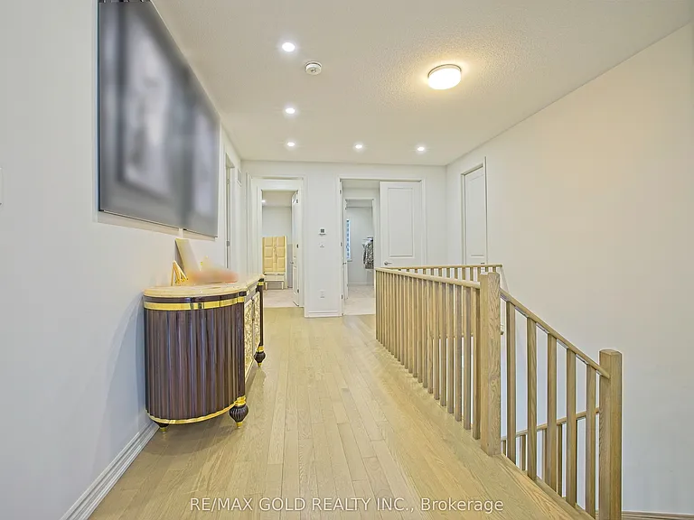 19 Marigold Blvd — Photo 30