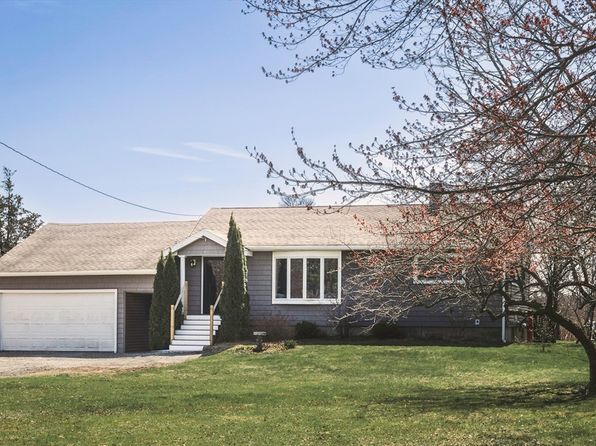 99 Essex Rd, Ipswich, MA 01938