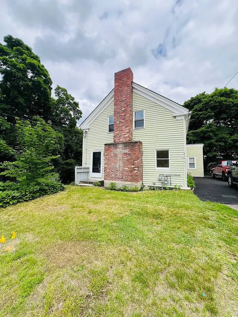 Large newly renovated single family home offering 4 bedrooms + a study and 3 full baths — Photo 2