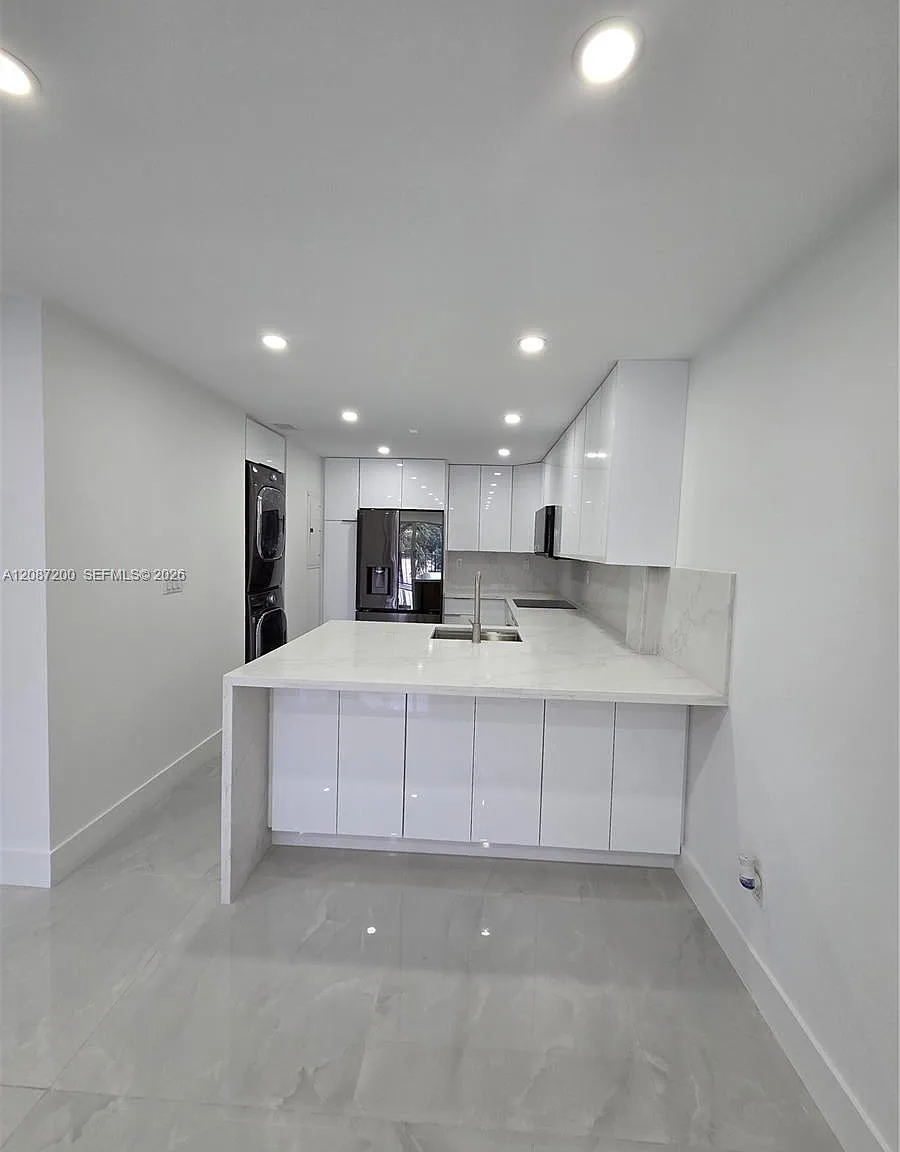 Olympian Gdn Condo — Photo 4
