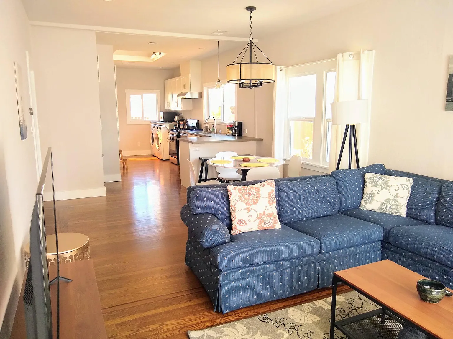 2 bed, 1.5 bath, 1500 sqft, $4,400 — Photo 3