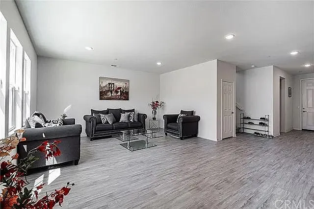 20733 Hearst St — Photo 12