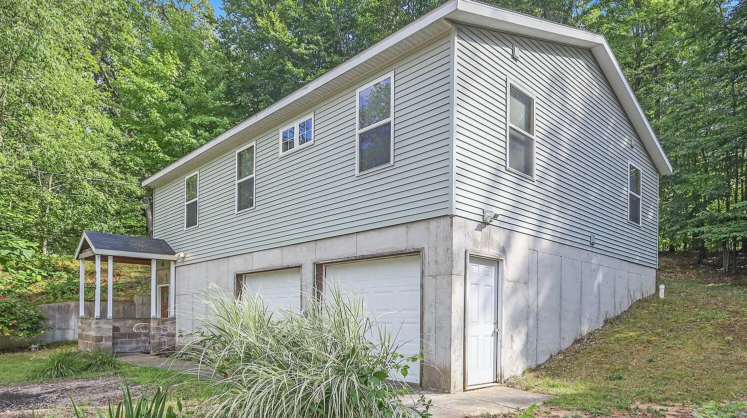 932 E Hess Lake Dr photo 1