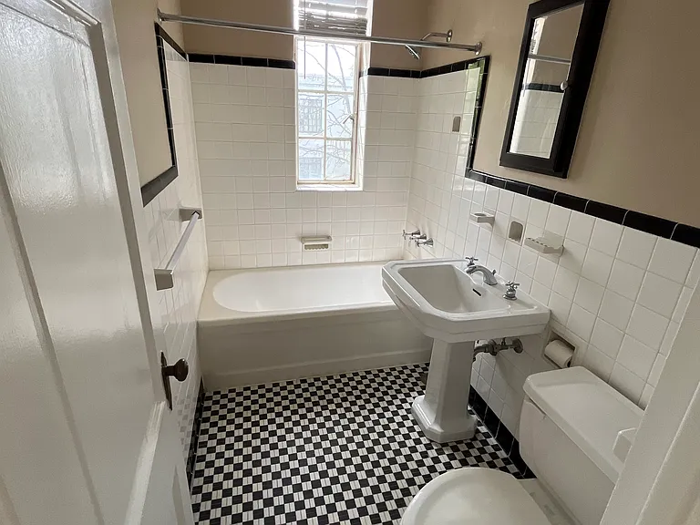 1700 N Elm St #P5 — Photo 15