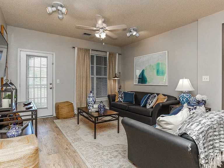 River Pointe Apartments — Photo 41