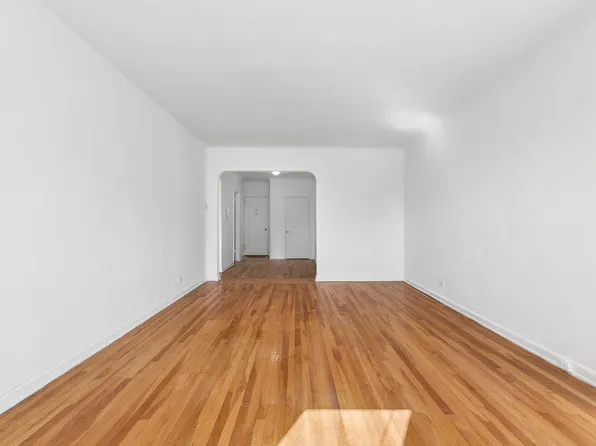 159-00 Riverside Drive West image 2 of 17