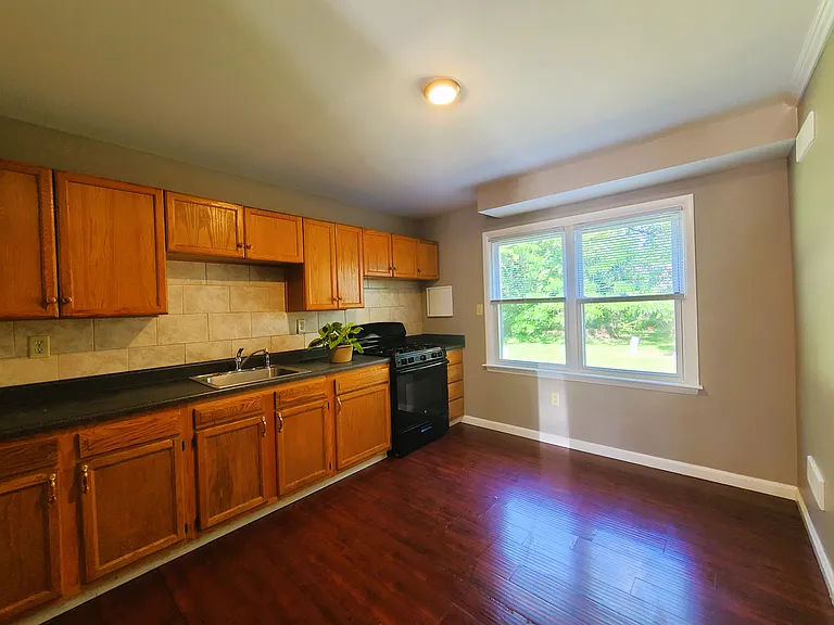 8401 Pioneer Dr — Photo 6