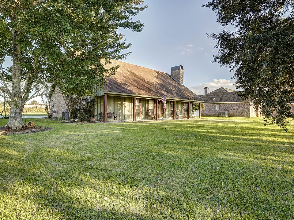 1st image of 301 Willow Wood Dr